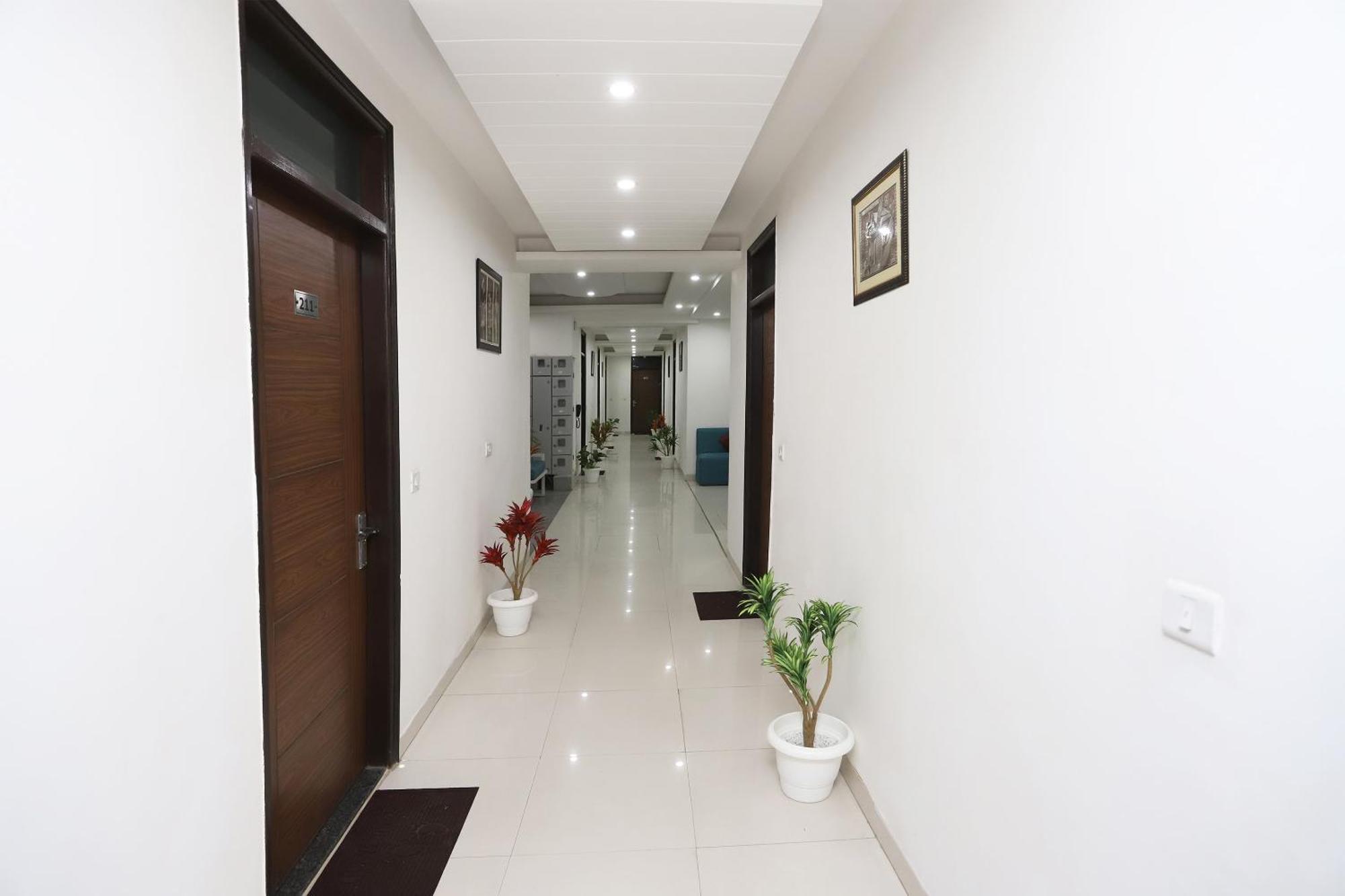 גורגאון Super Capital O Levanti Near Aravali Biodiversity Park מראה חיצוני תמונה