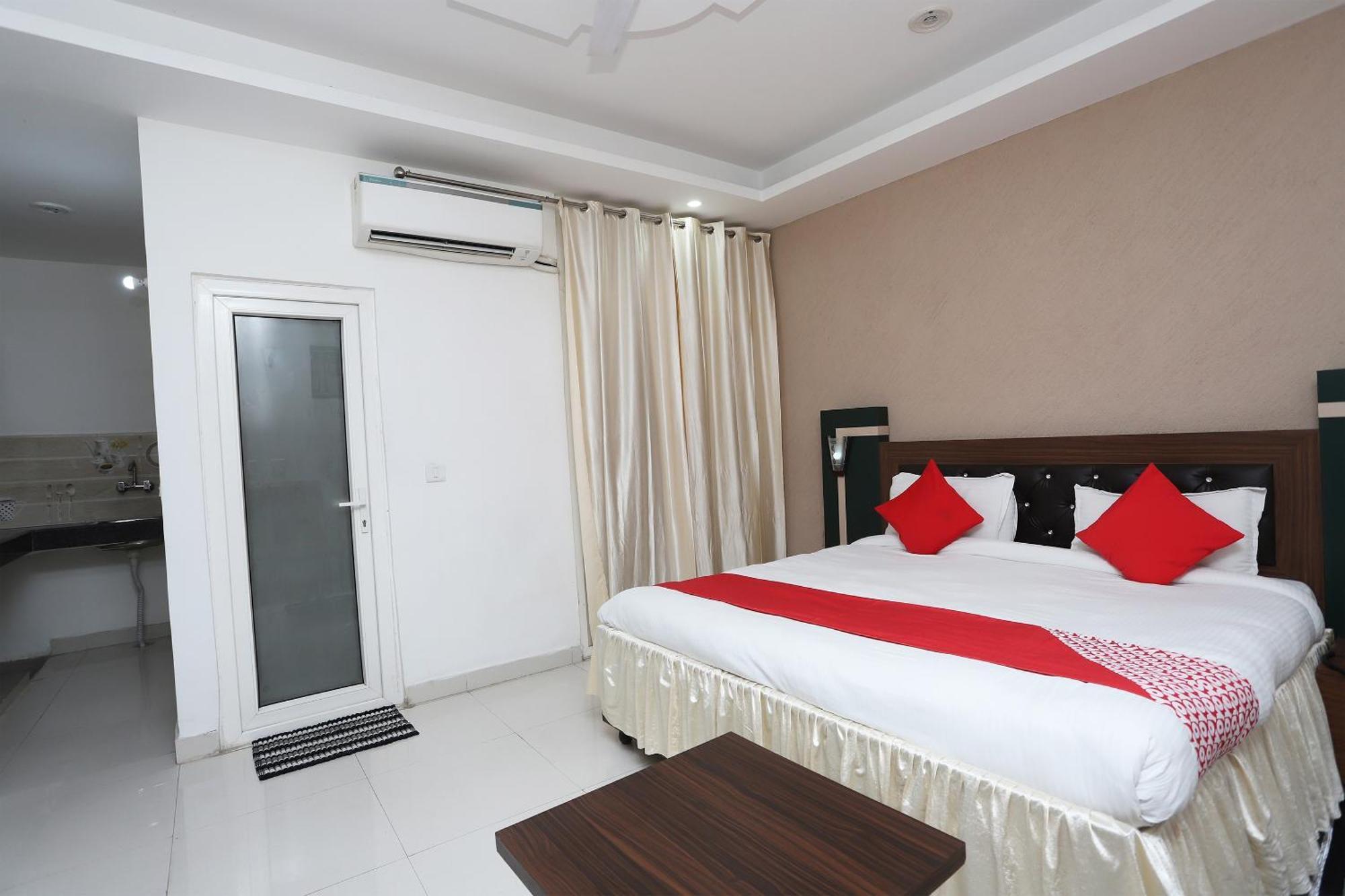 גורגאון Super Capital O Levanti Near Aravali Biodiversity Park מראה חיצוני תמונה