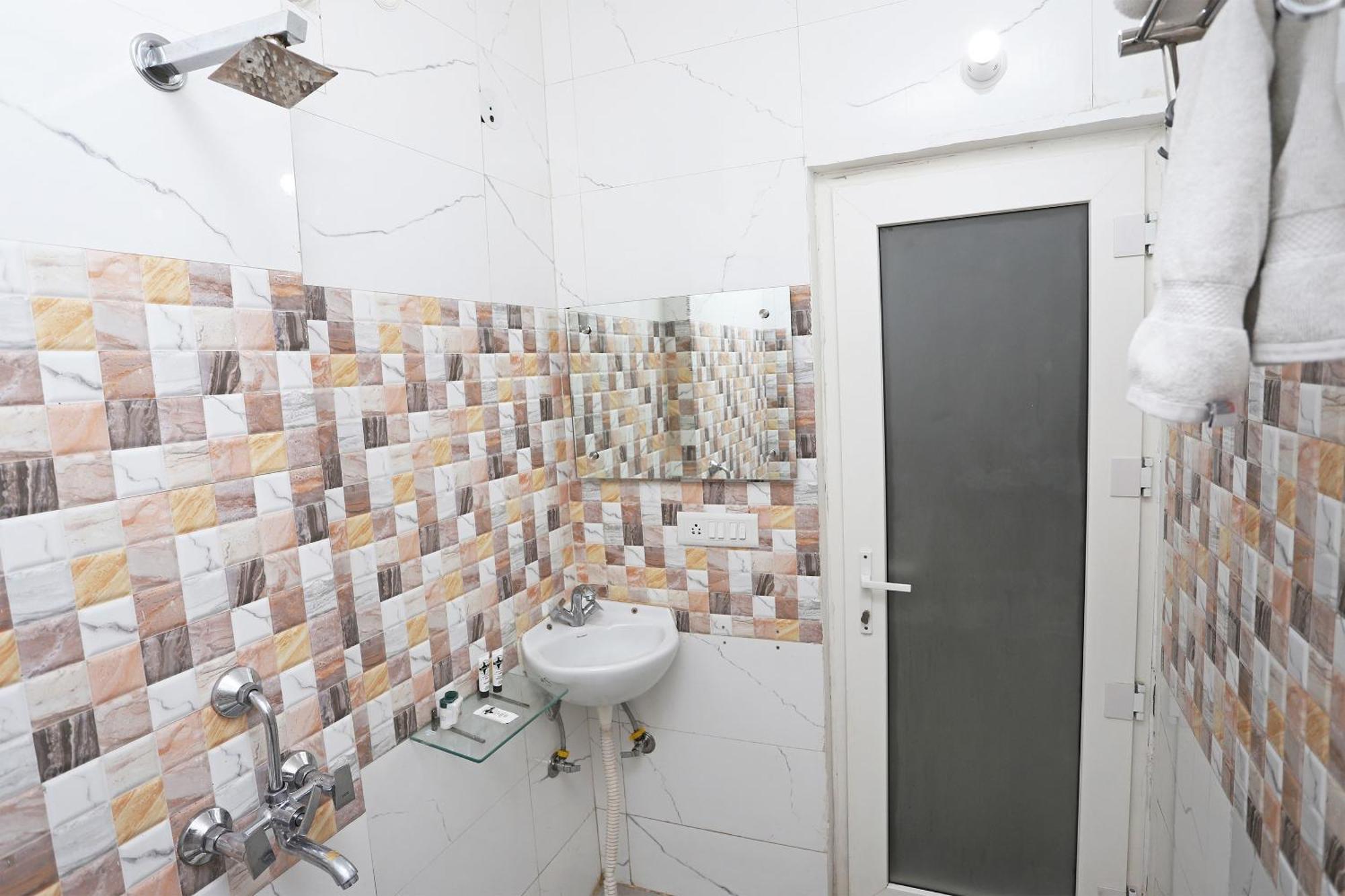 גורגאון Super Capital O Levanti Near Aravali Biodiversity Park מראה חיצוני תמונה