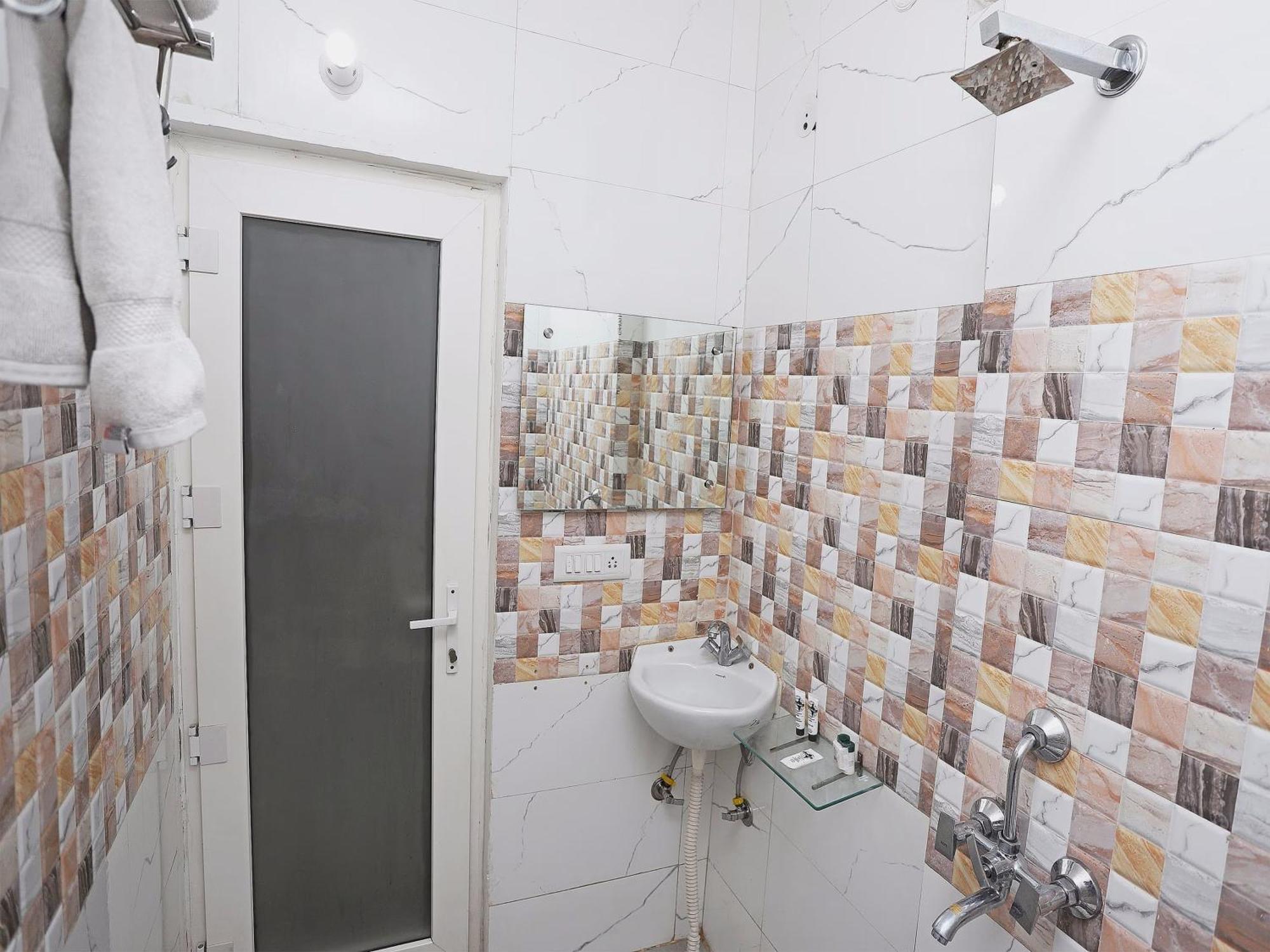 גורגאון Super Capital O Levanti Near Aravali Biodiversity Park מראה חיצוני תמונה