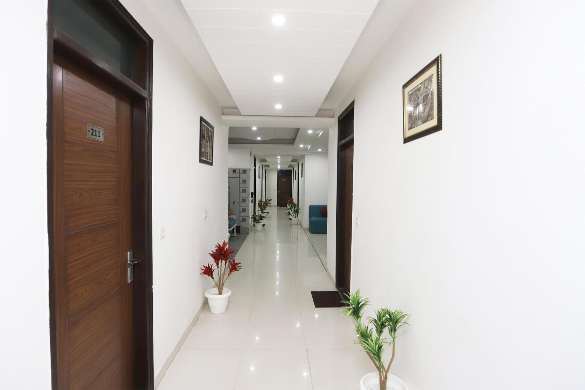 גורגאון Super Capital O Levanti Near Aravali Biodiversity Park מראה חיצוני תמונה